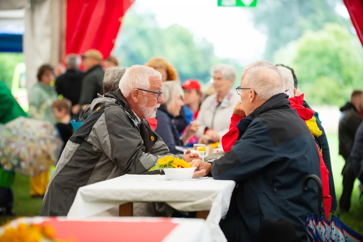 1. August 2023 - ältere Menschen sitzen am Festtisch.